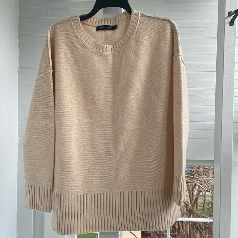 Merokeety cream colored sweater, sizdd red M, with slits at the waist